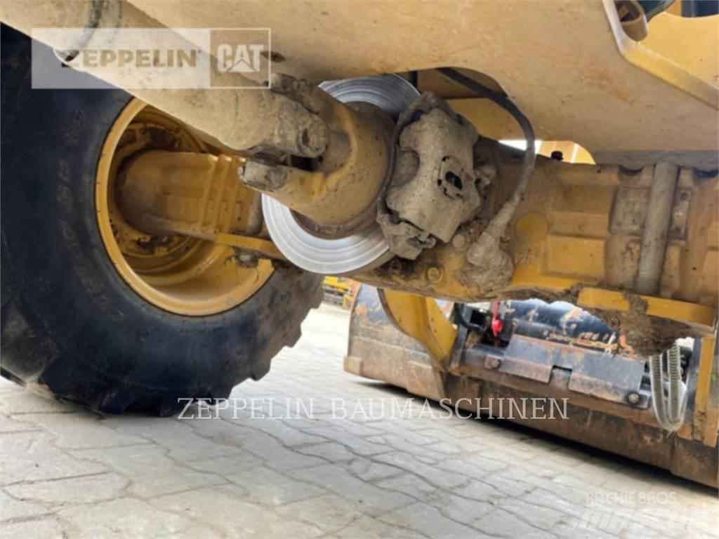 CAT 906M Колесни товарачи