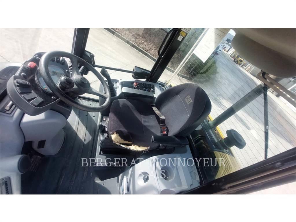 CAT 906M Колесни товарачи