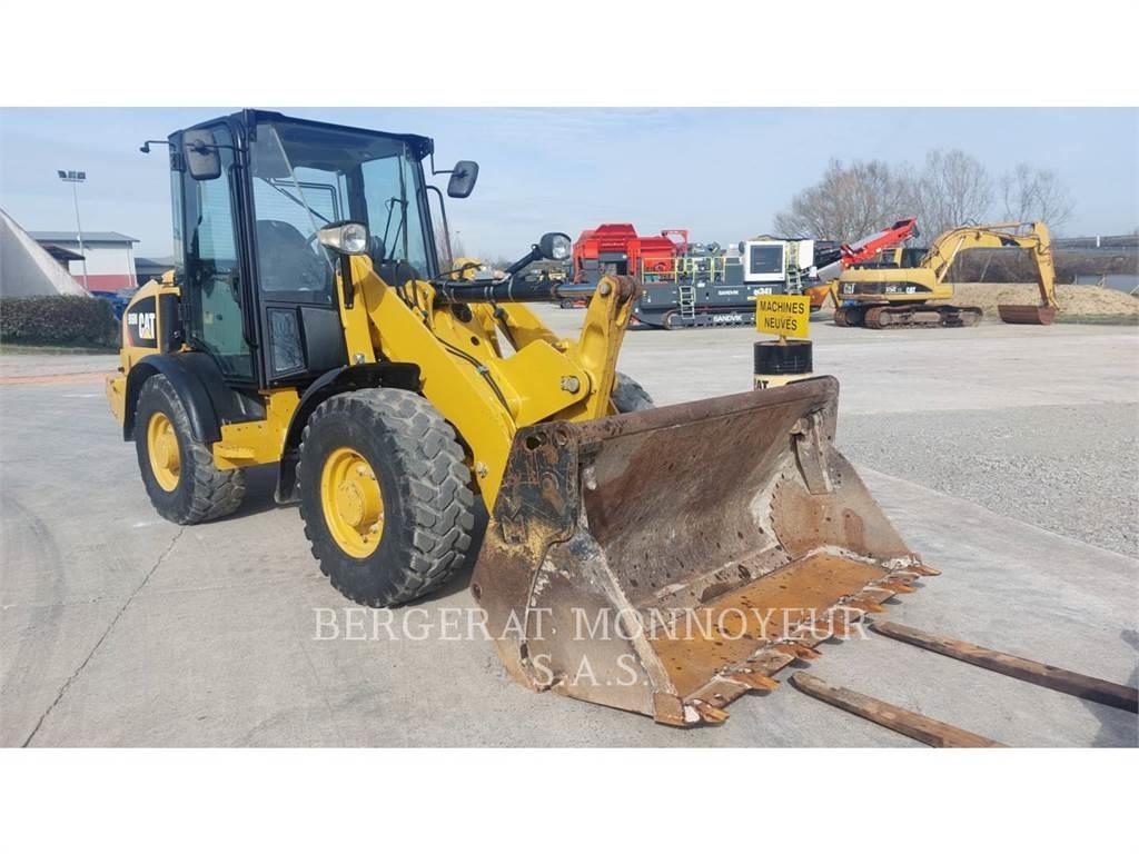 CAT 906M Колесни товарачи