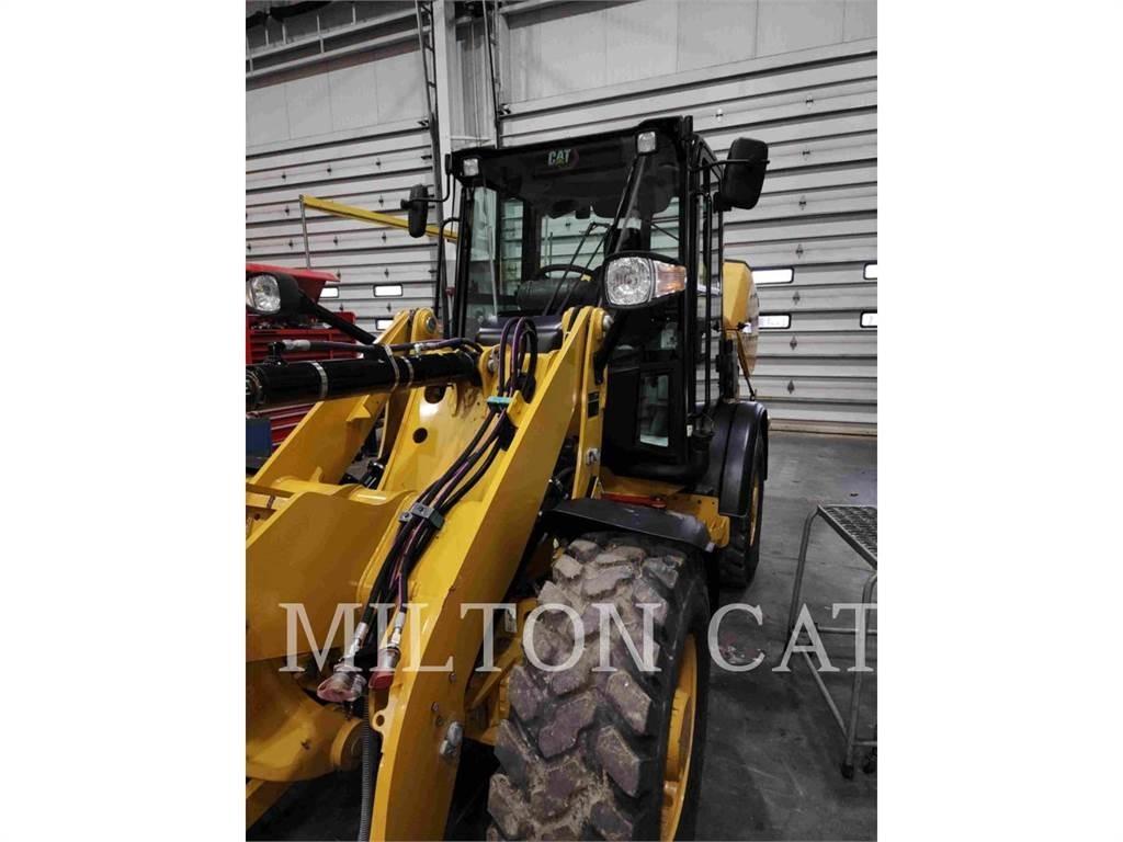 CAT 906M Колесни товарачи