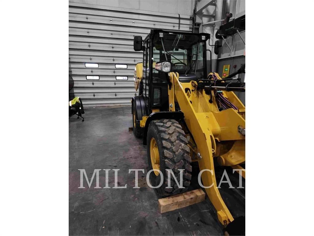 CAT 906M Колесни товарачи