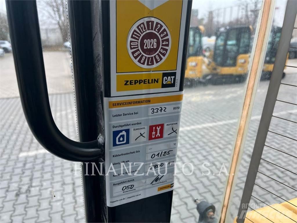 CAT 906M Колесни товарачи