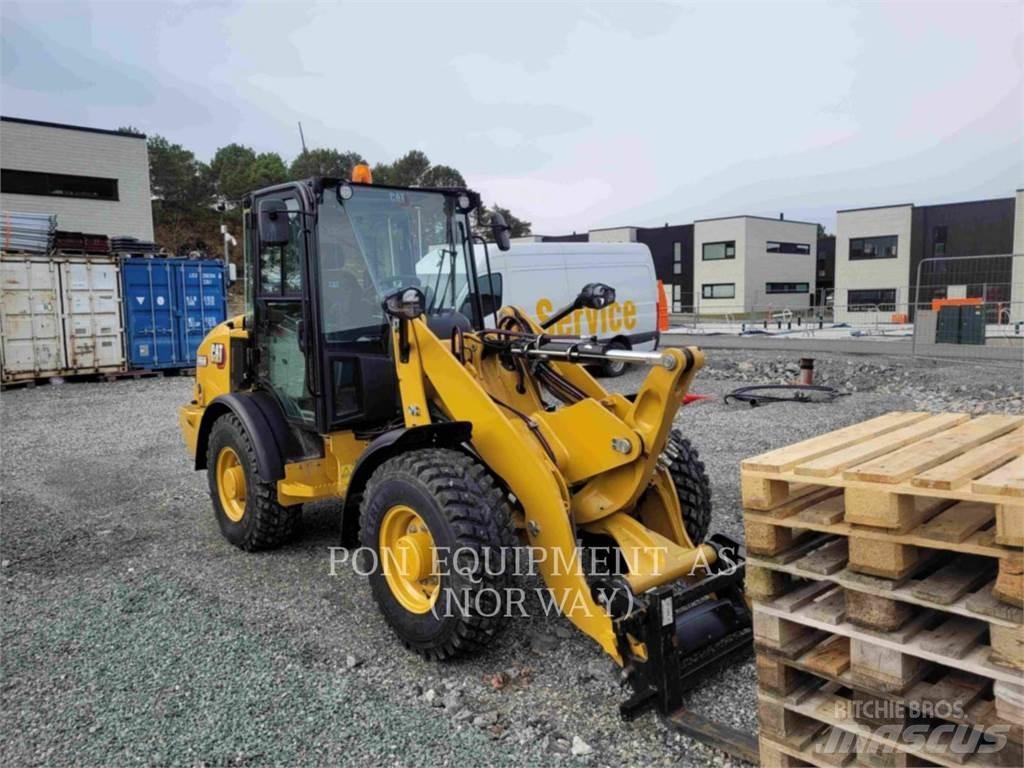 CAT 906M Колесни товарачи