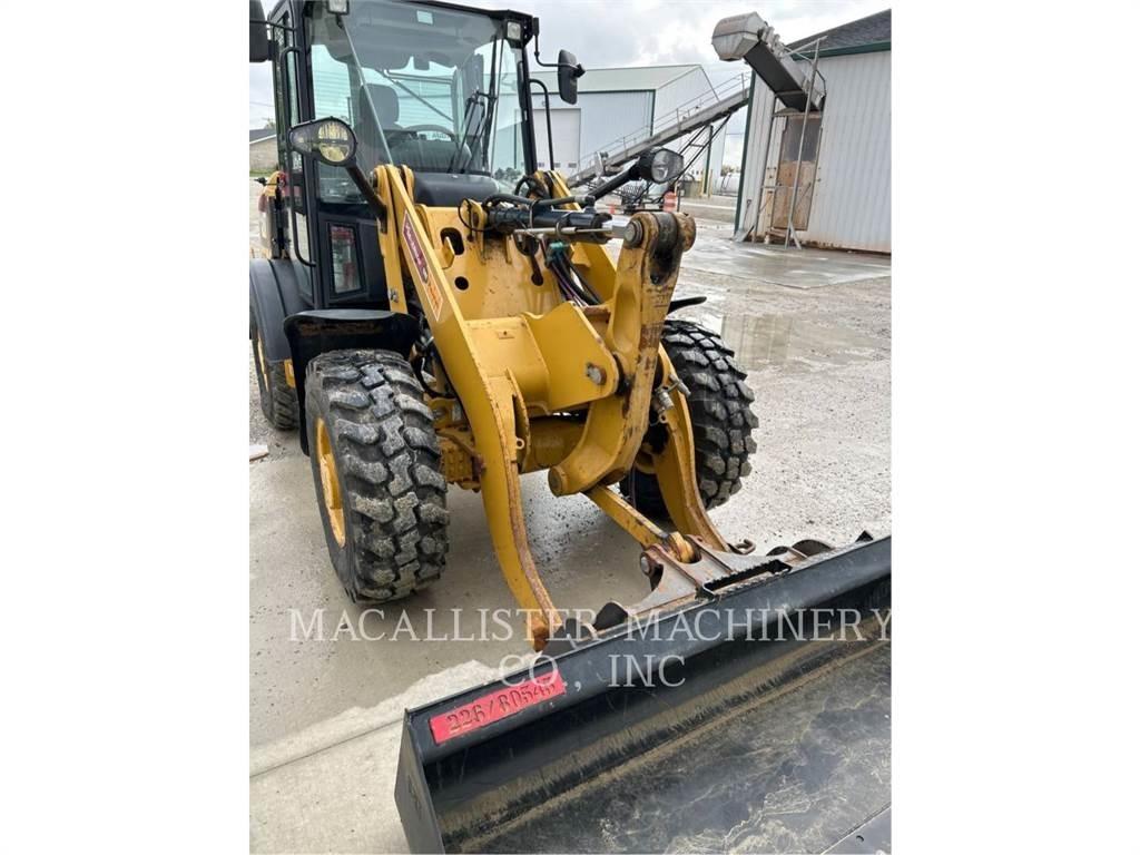 CAT 906M Колесни товарачи