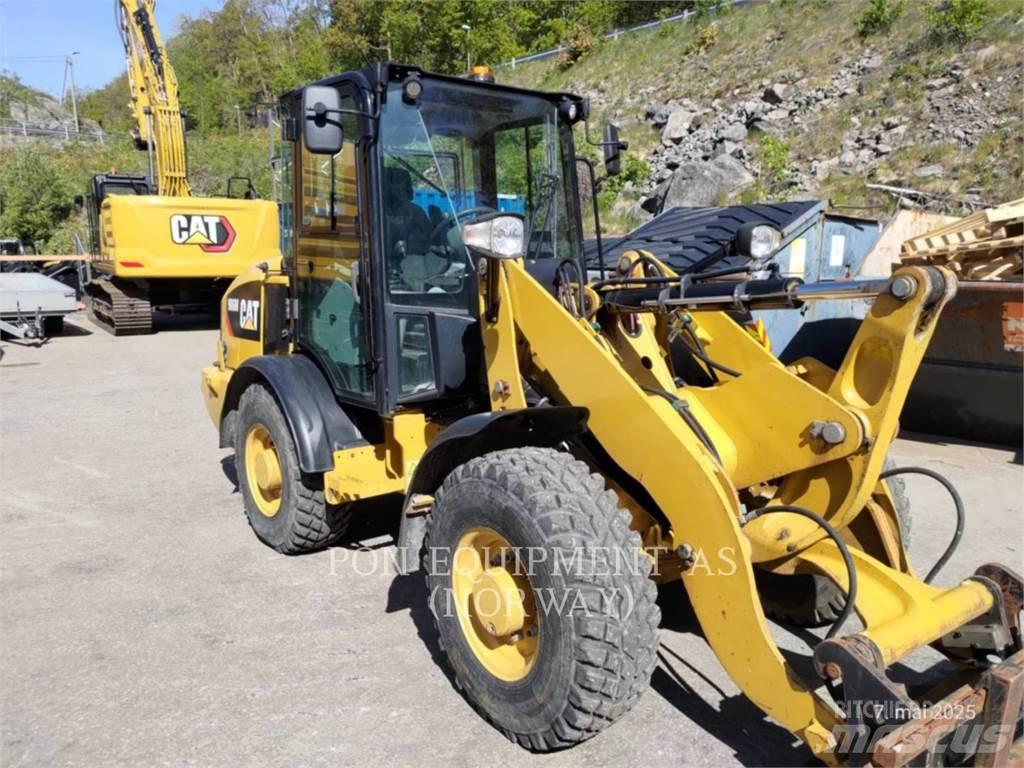 CAT 906M Колесни товарачи