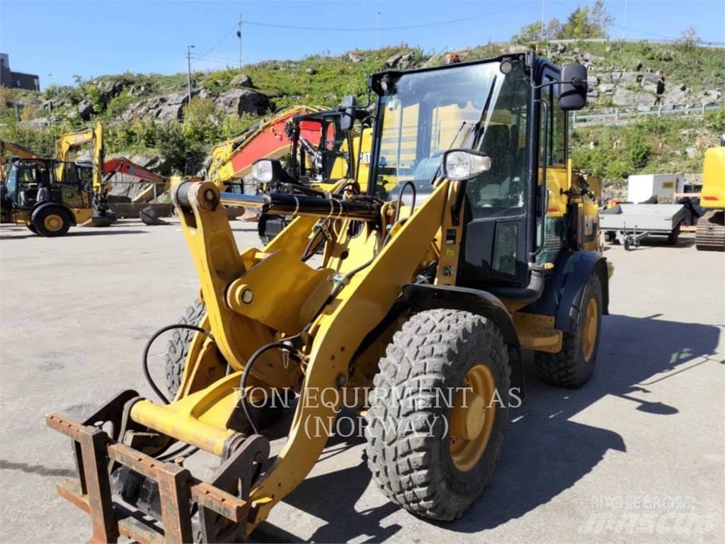 CAT 906M Колесни товарачи