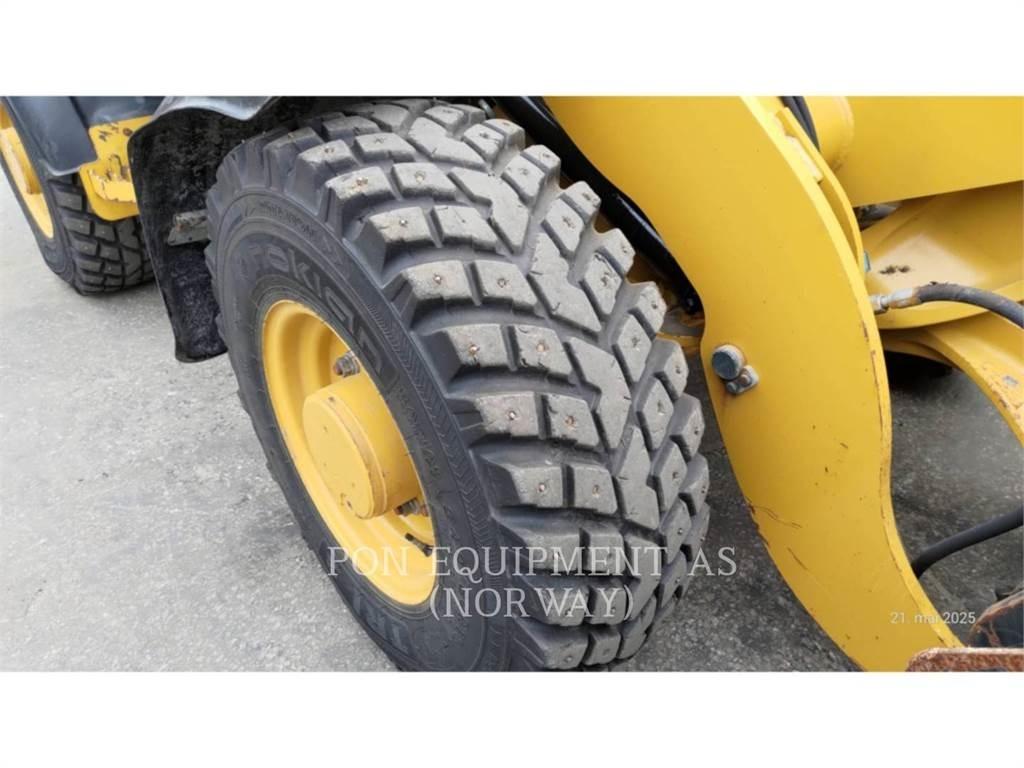 CAT 906M Колесни товарачи