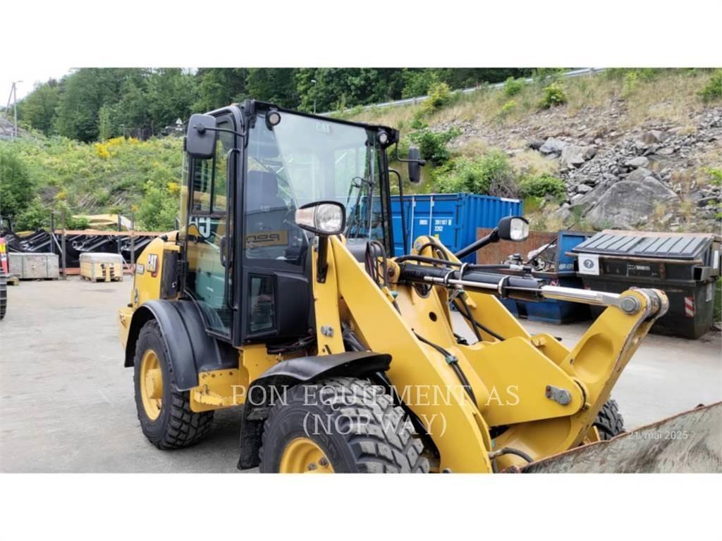 CAT 906M Колесни товарачи