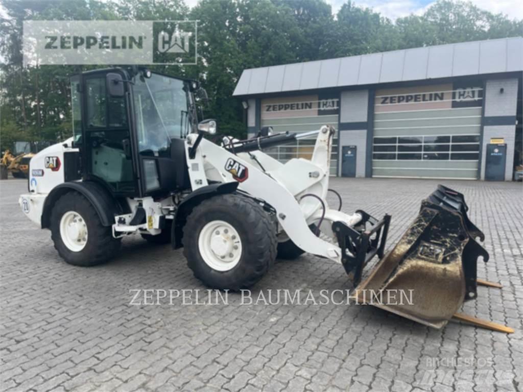 CAT 906M Колесни товарачи