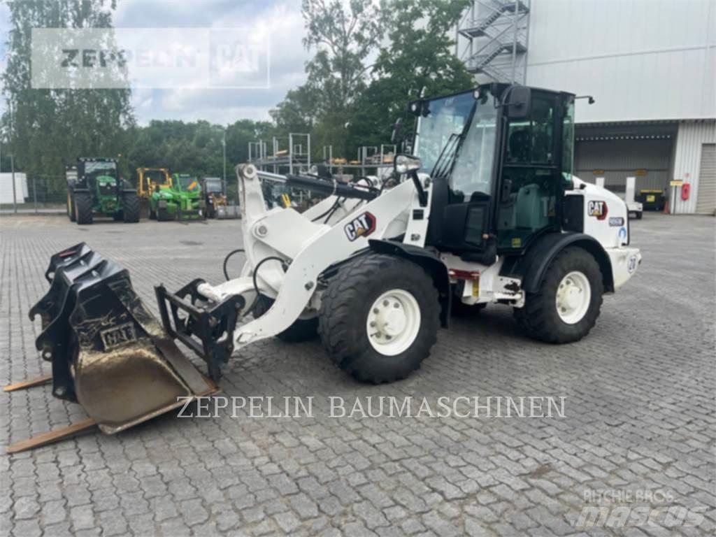 CAT 906M Колесни товарачи