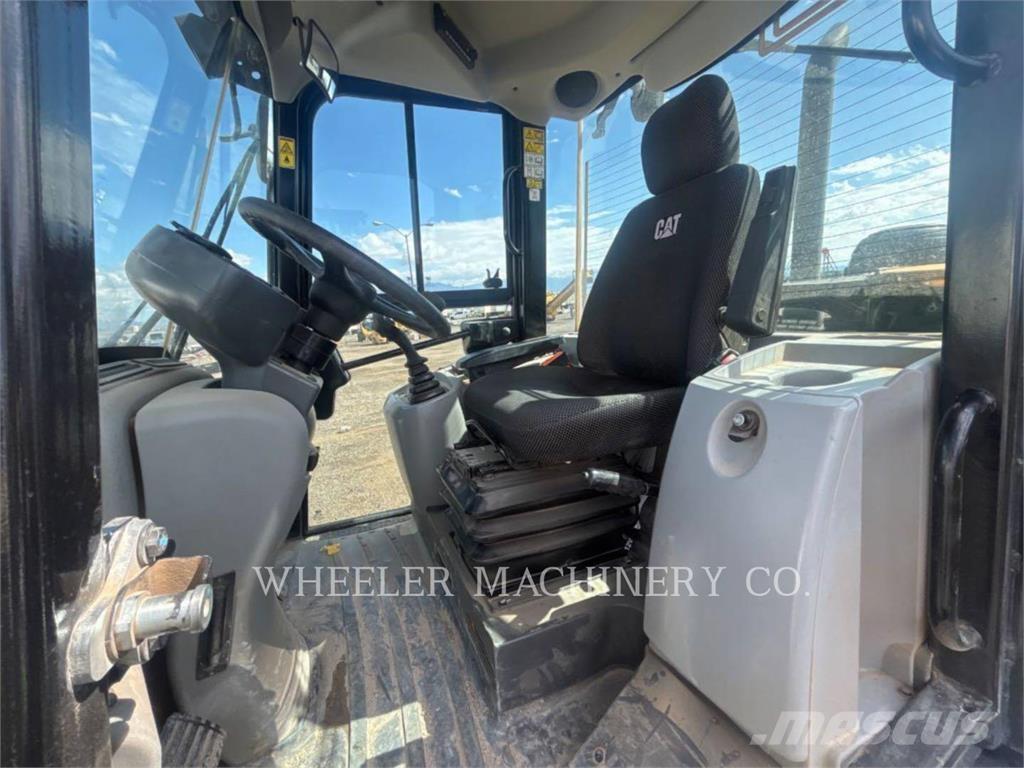 CAT 906M Колесни товарачи