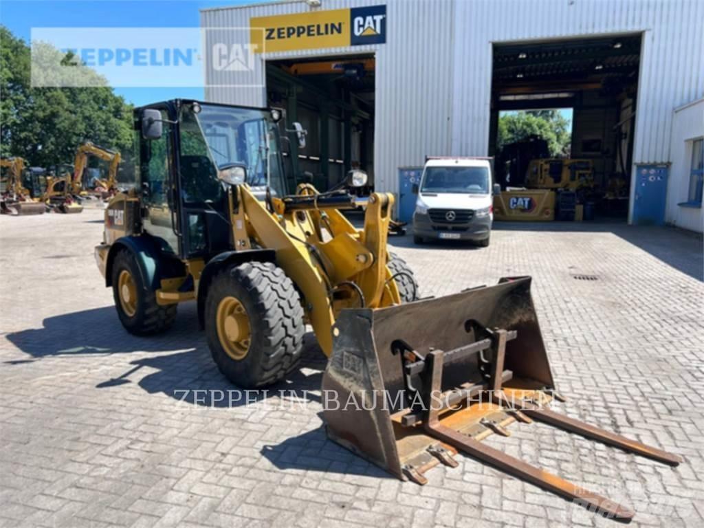 CAT 906M Колесни товарачи