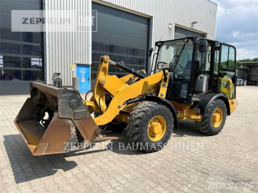 CAT 906M Колесни товарачи