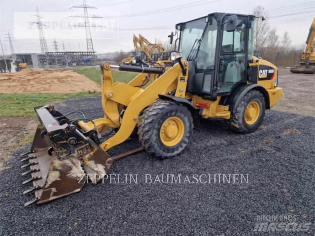 CAT 906M Колесни товарачи