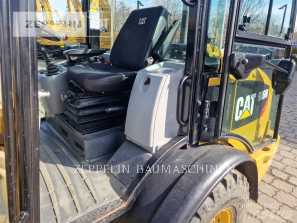 CAT 906M Колесни товарачи