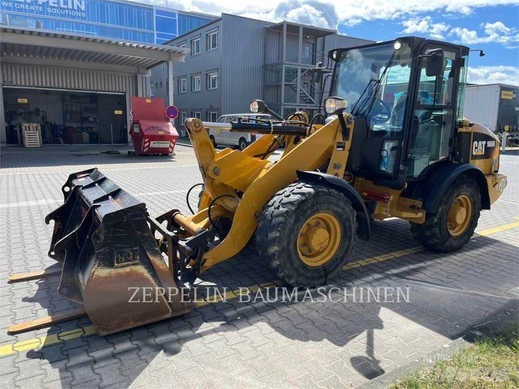 CAT 906M Колесни товарачи