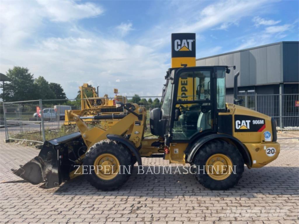 CAT 906M Колесни товарачи