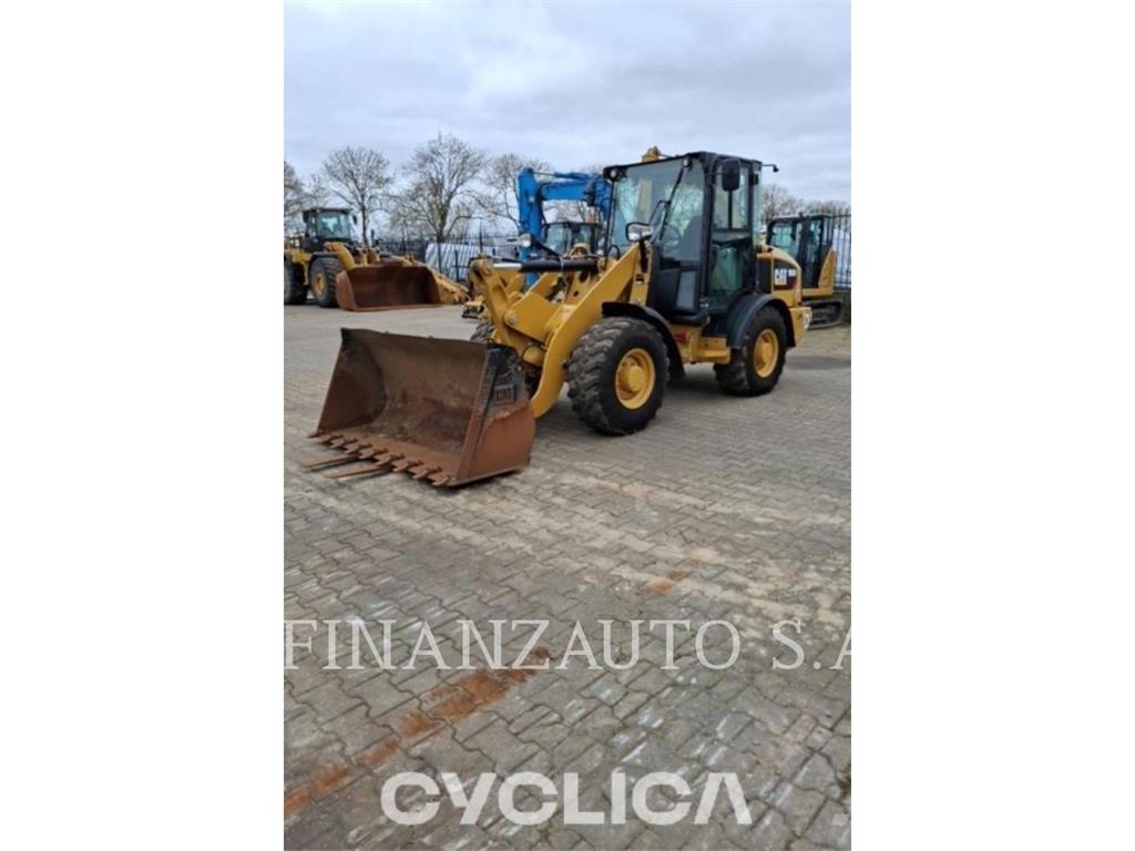 CAT 906M Колесни товарачи