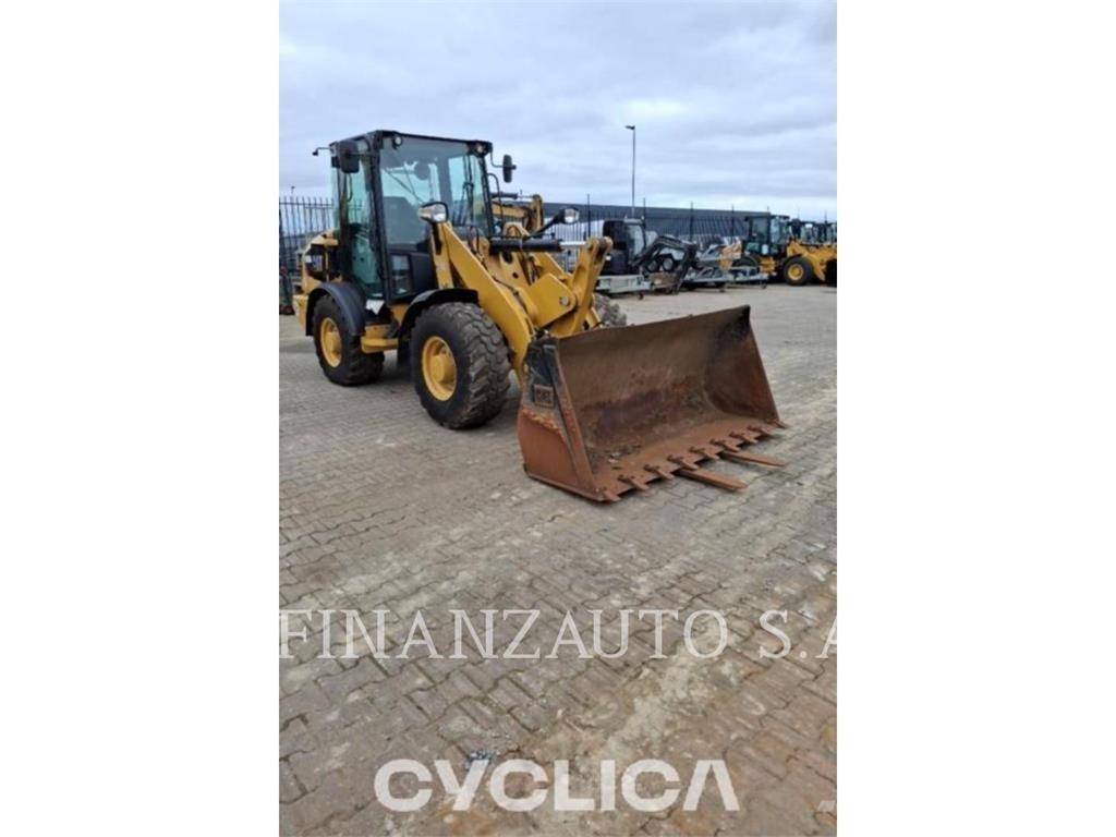 CAT 906M Колесни товарачи