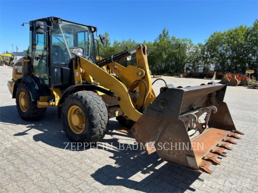 CAT 906M Колесни товарачи