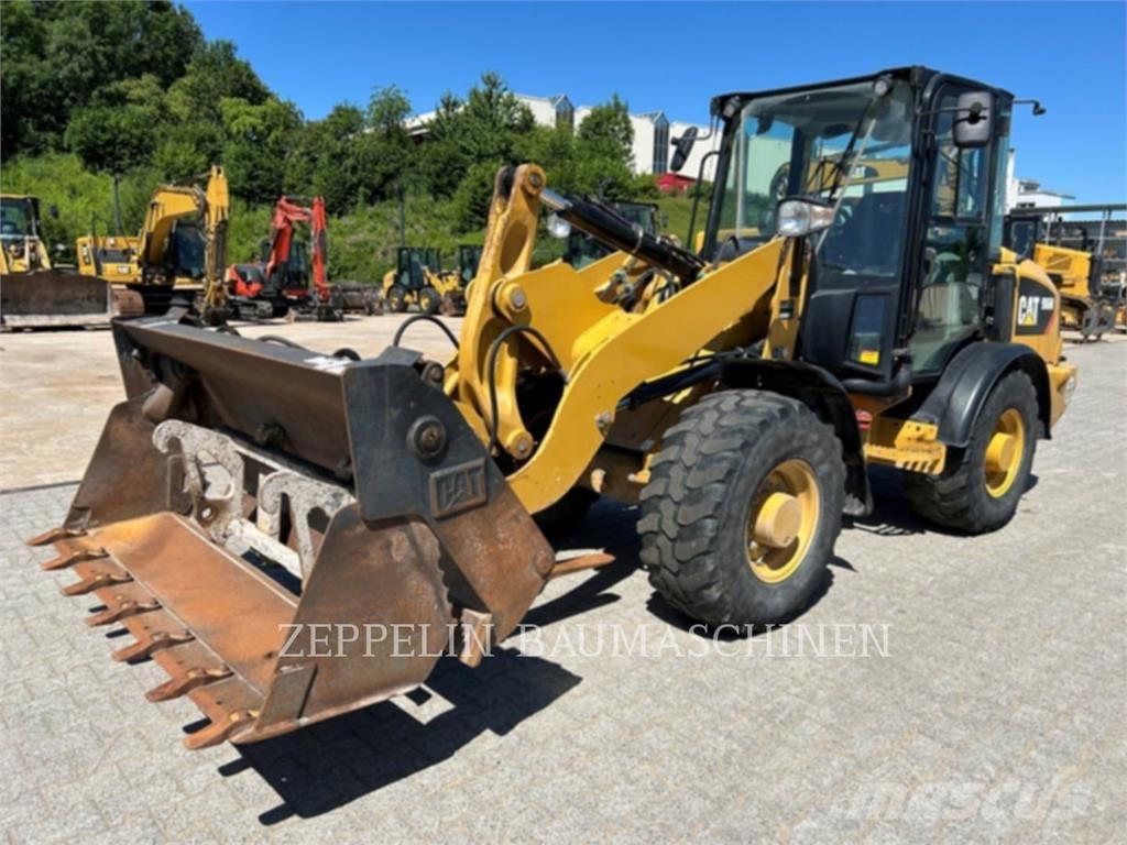 CAT 906M Колесни товарачи
