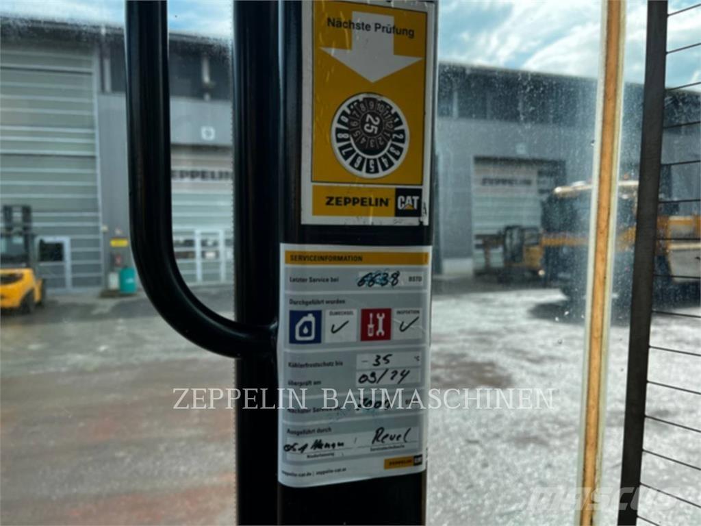 CAT 906M Колесни товарачи