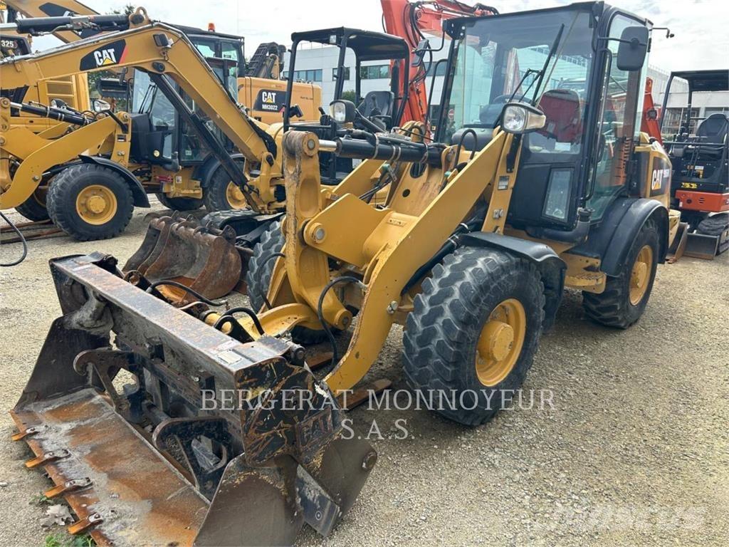 CAT 906M Колесни товарачи