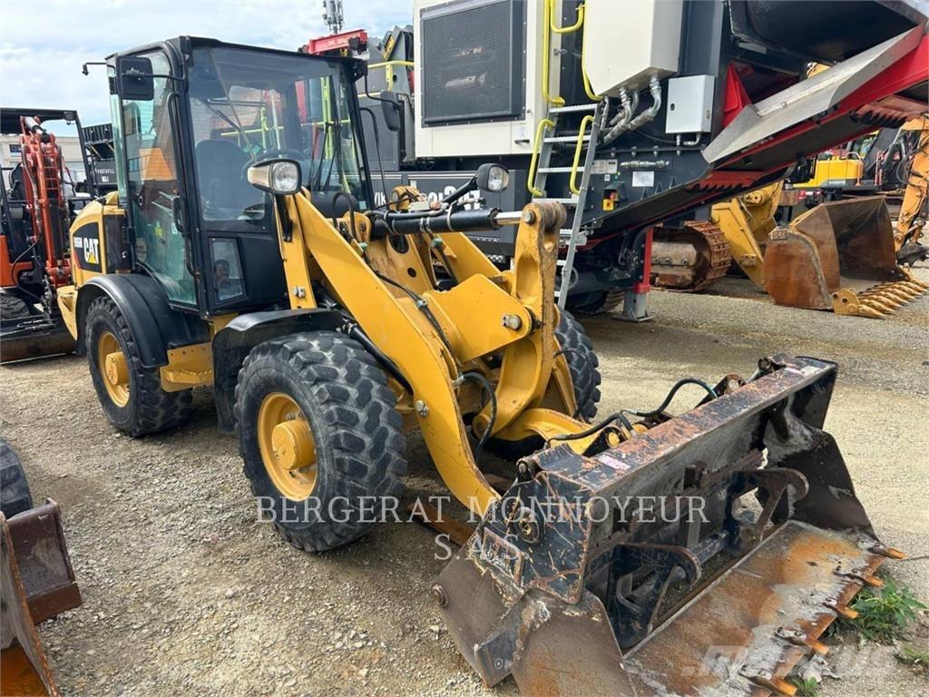 CAT 906M Колесни товарачи