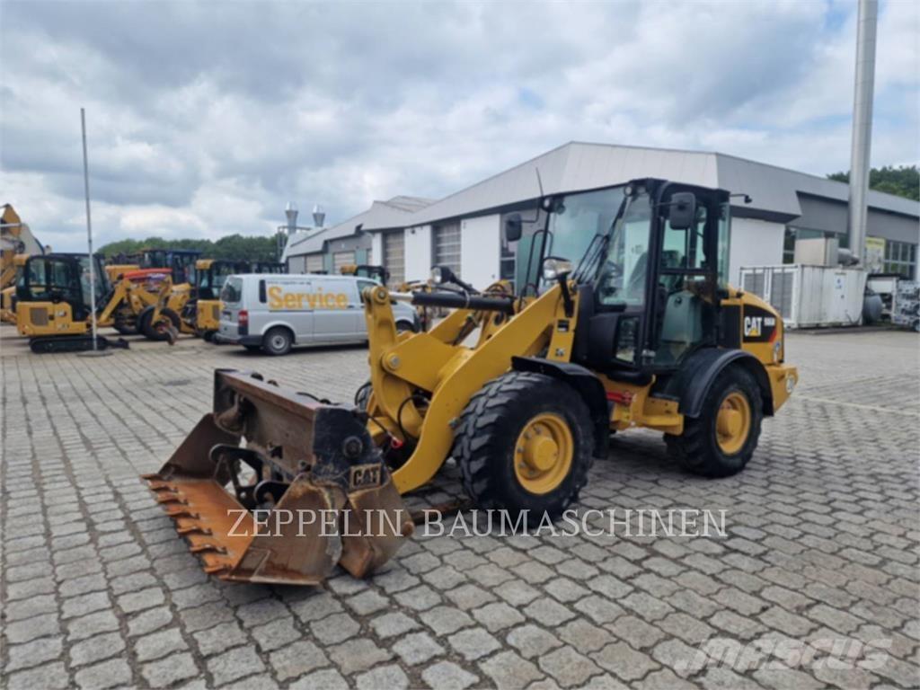 CAT 906M Колесни товарачи
