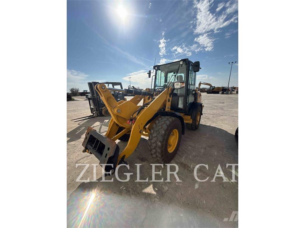 CAT 906M Колесни товарачи