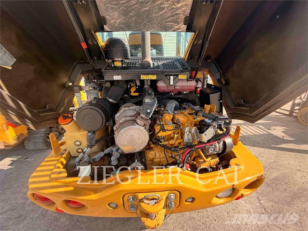 CAT 906M Колесни товарачи