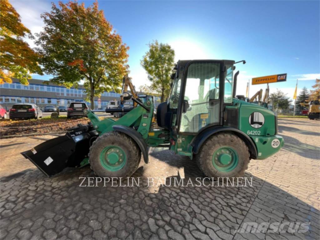 CAT 906M Колесни товарачи