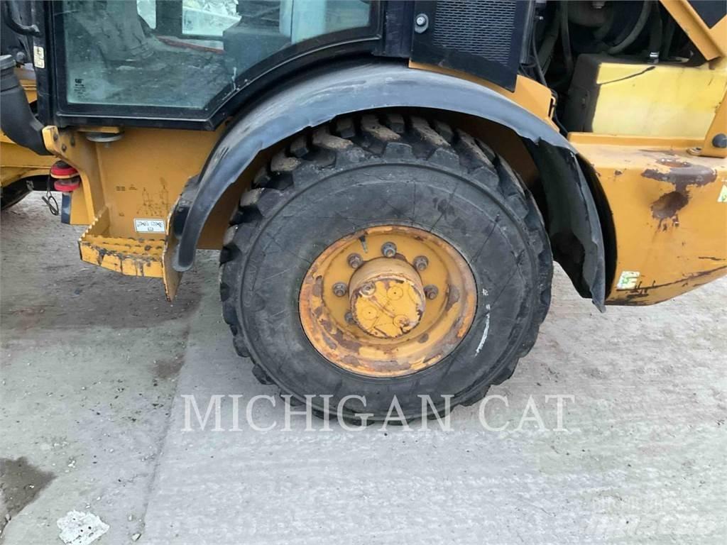 CAT 906M AR Колесни товарачи
