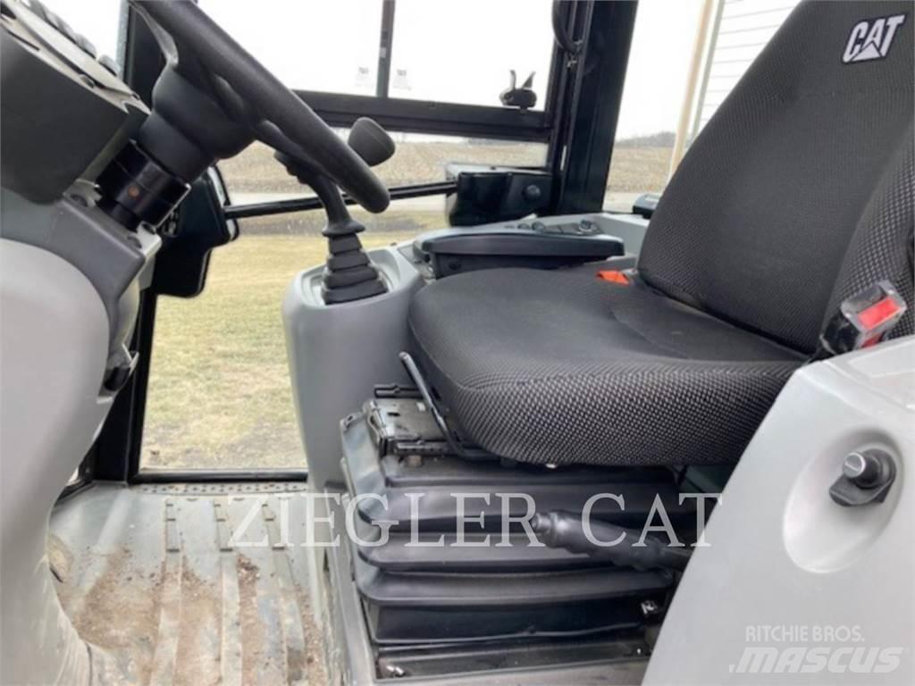 CAT 907M Колесни товарачи