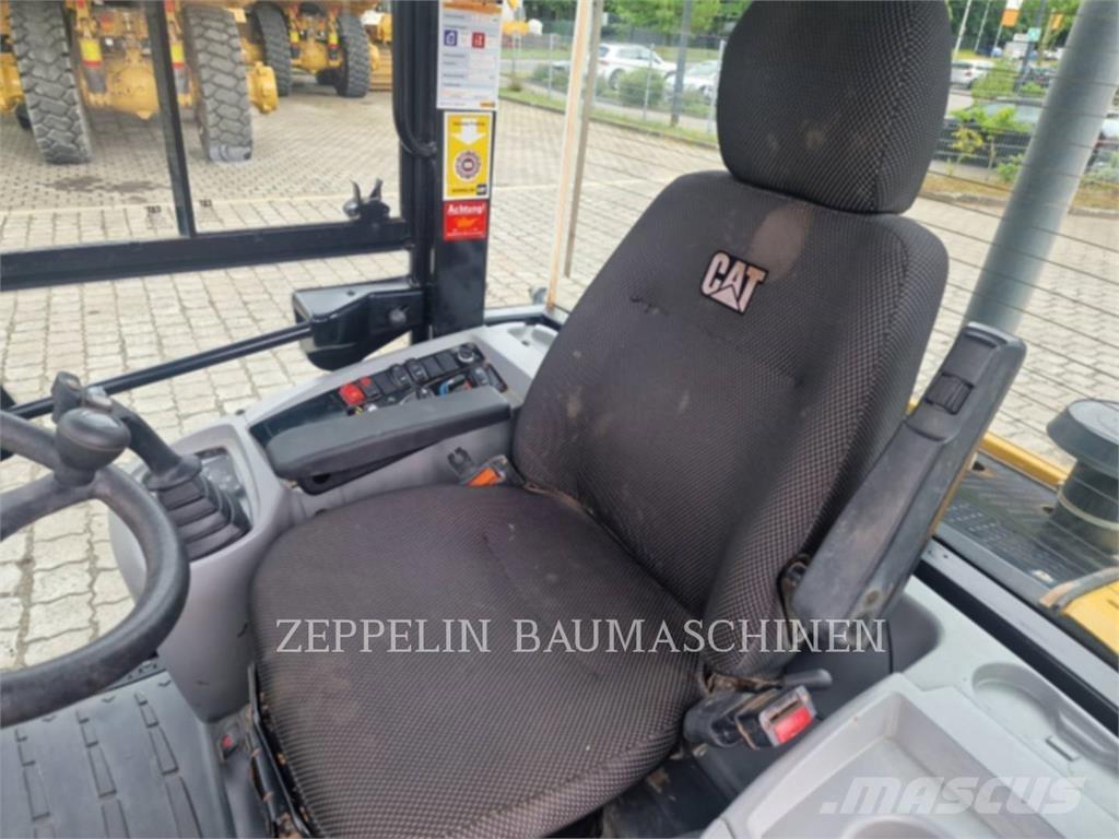 CAT 907M Колесни товарачи