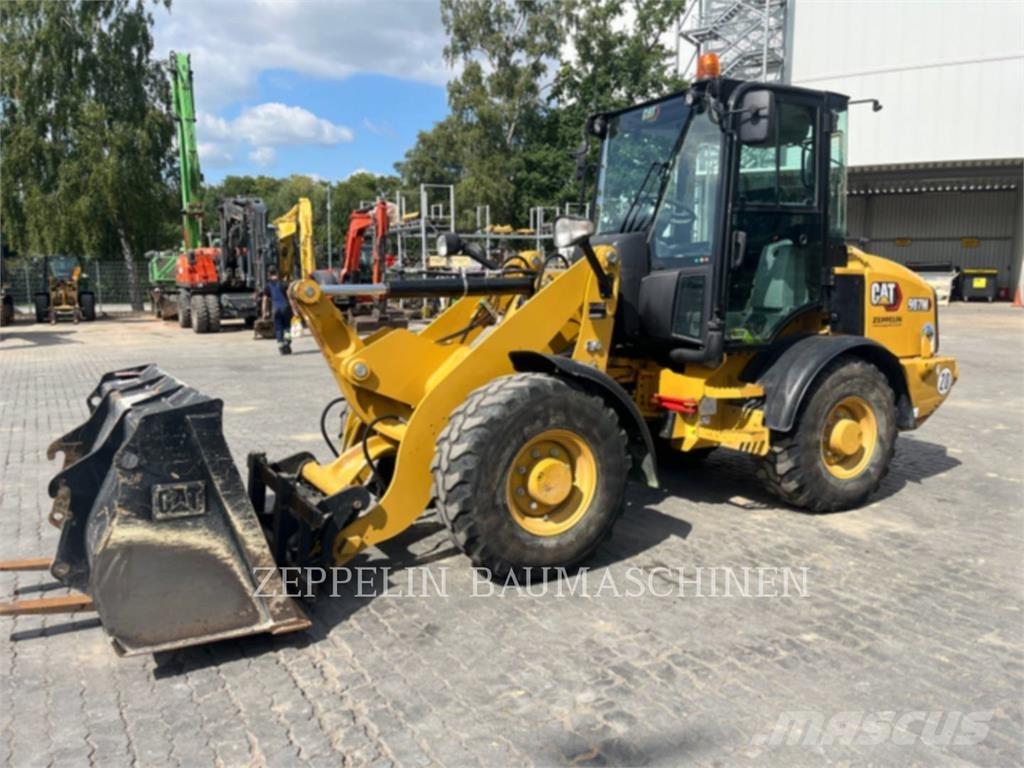 CAT 907M Колесни товарачи