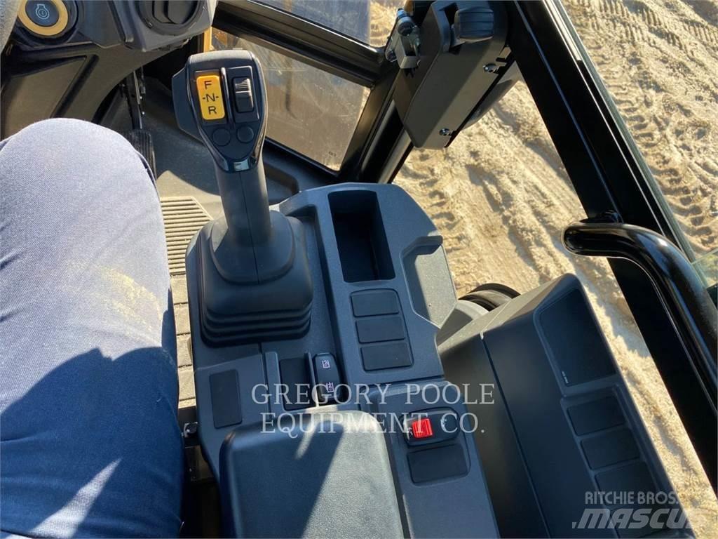 CAT 90814 Колесни товарачи