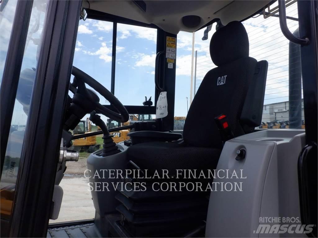 CAT 908M Колесни товарачи