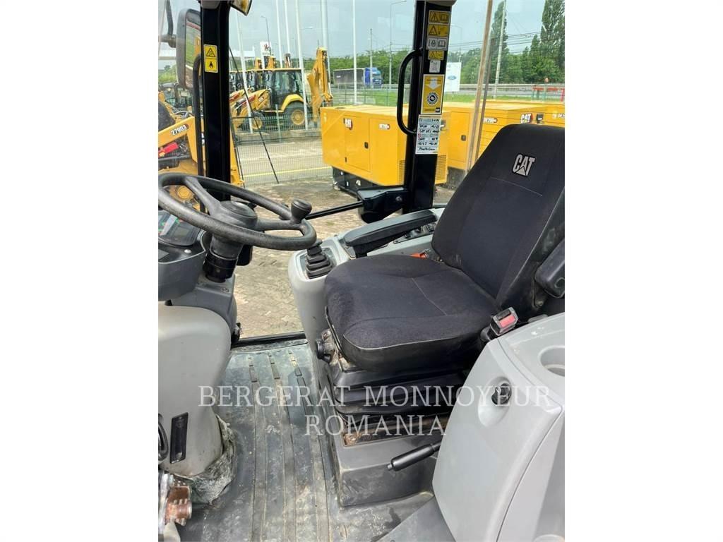 CAT 908M Колесни товарачи
