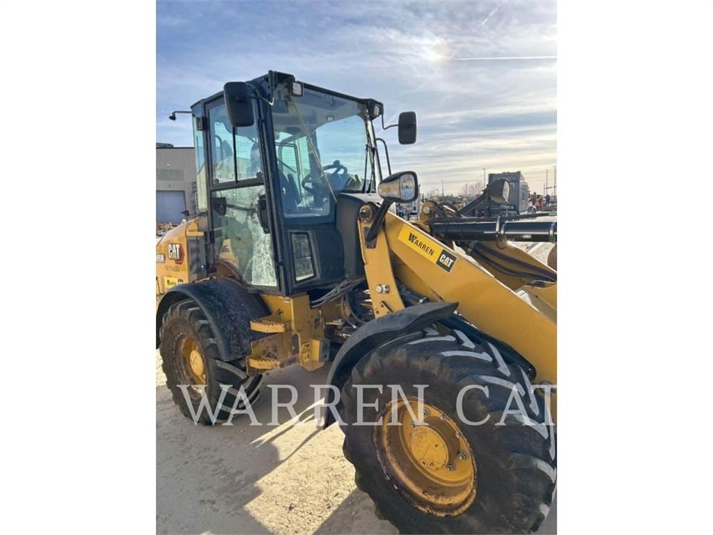 CAT 908M Колесни товарачи