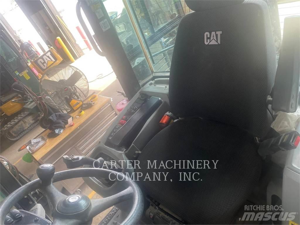CAT 908M Колесни товарачи