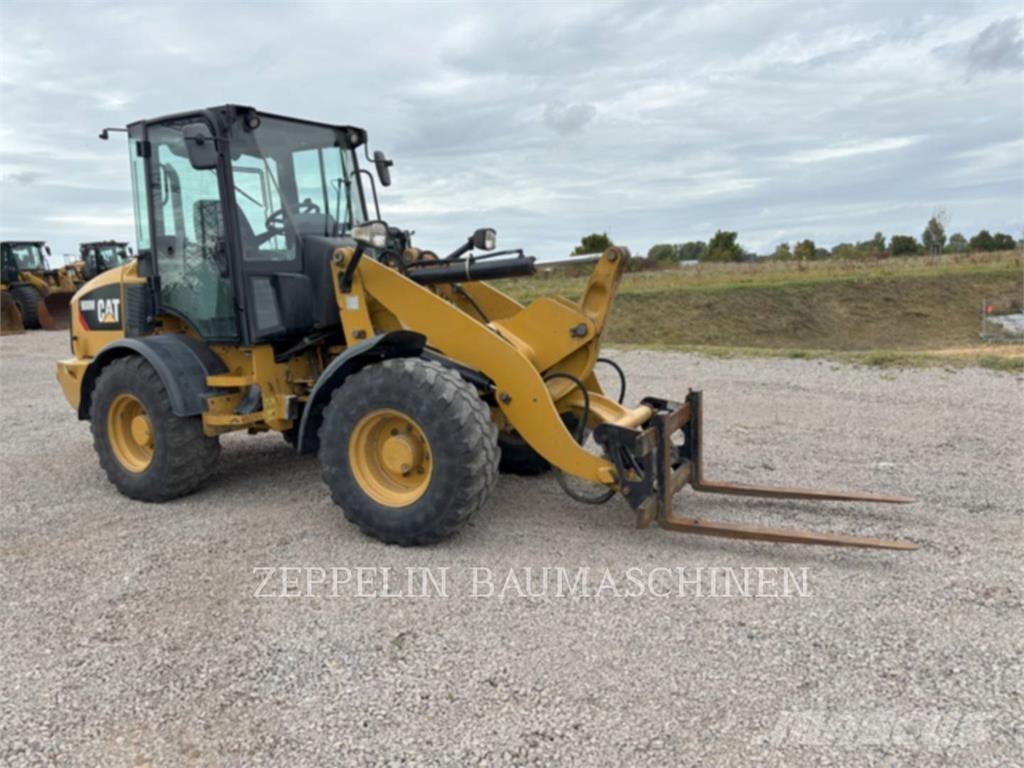 CAT 908M Колесни товарачи