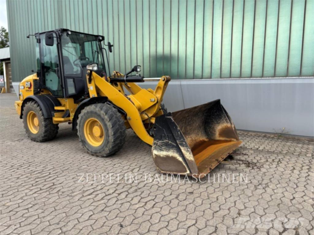CAT 908M Колесни товарачи