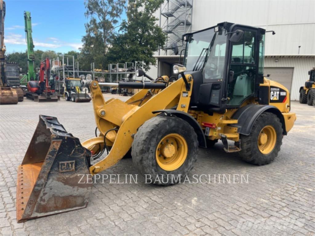 CAT 908M Колесни товарачи