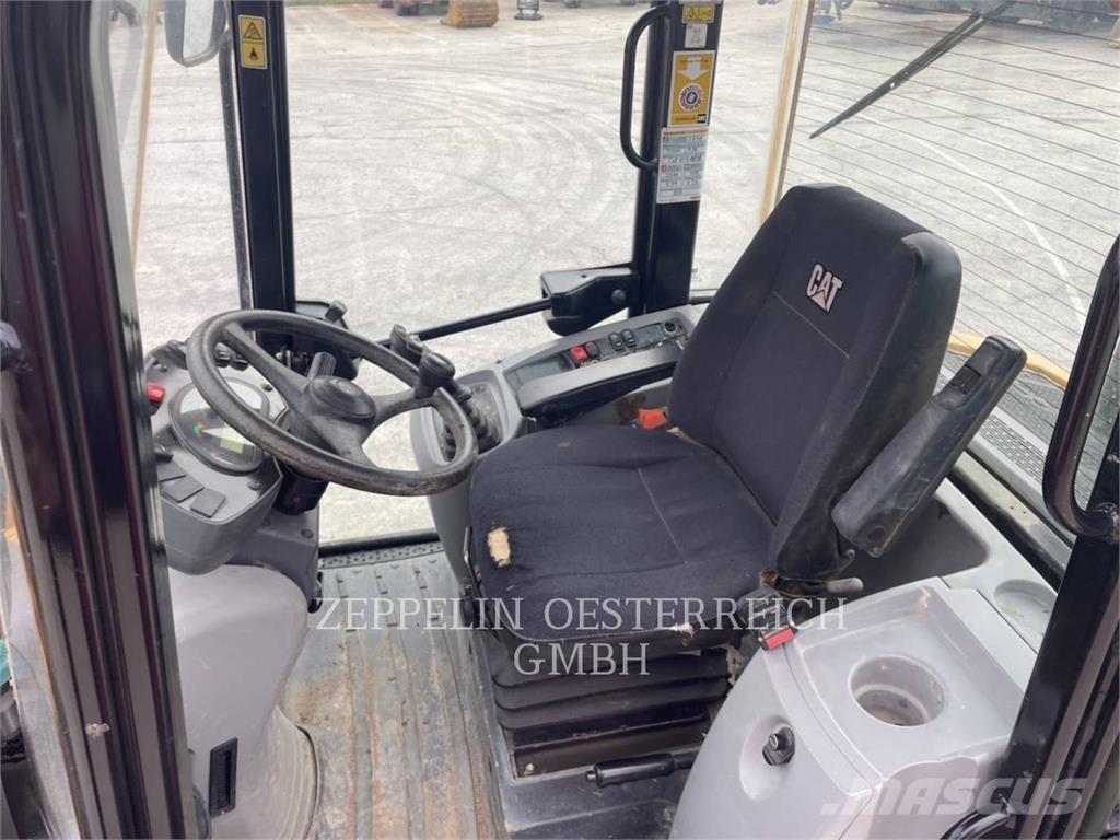 CAT 908M Колесни товарачи