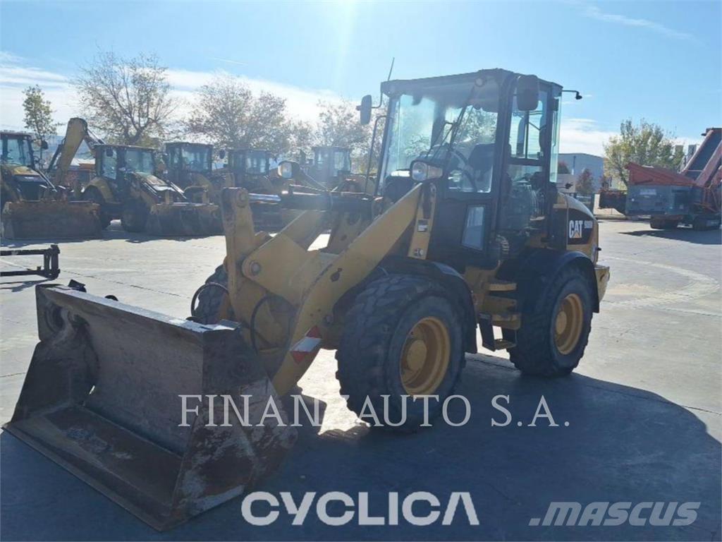 CAT 908M Колесни товарачи