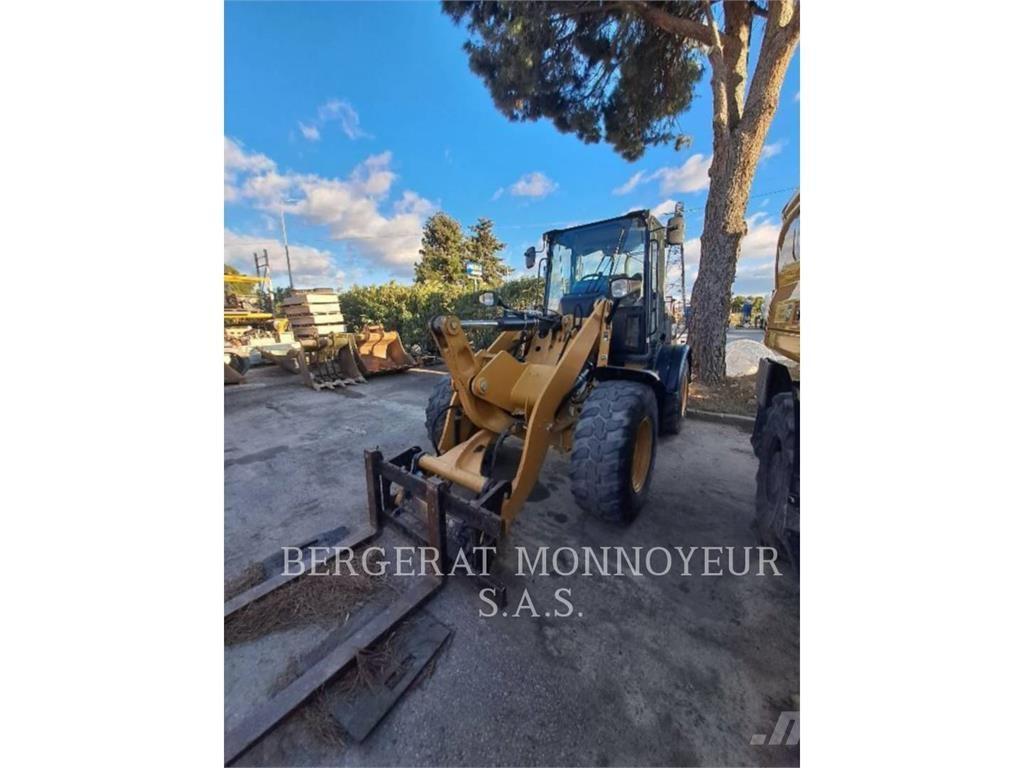 CAT 908M Колесни товарачи