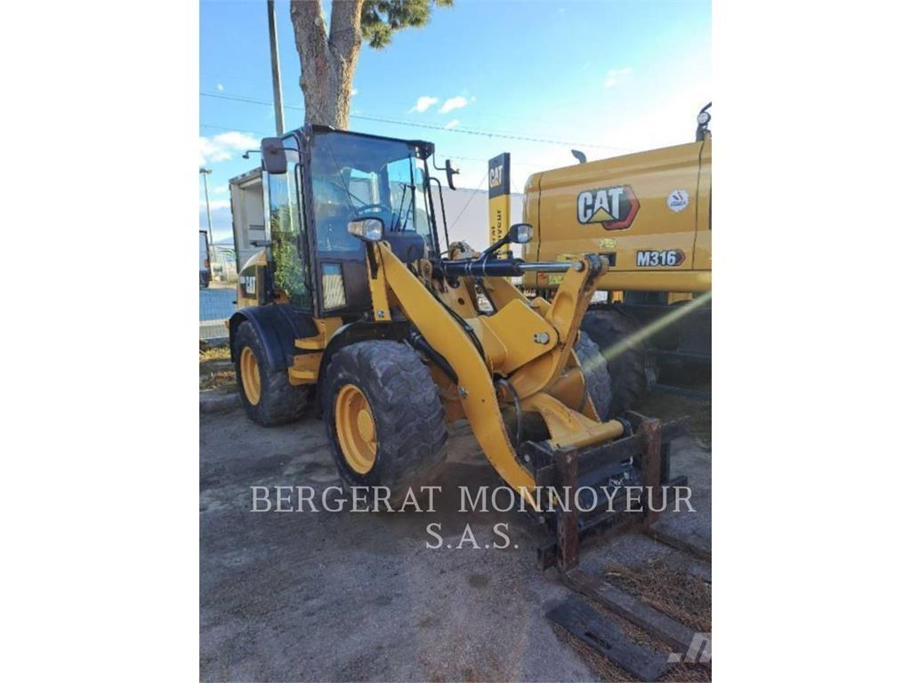 CAT 908M Колесни товарачи