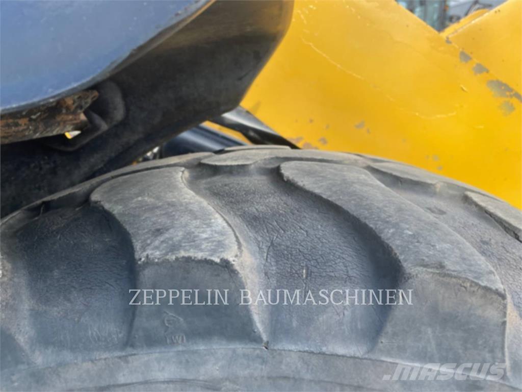 CAT 908M Колесни товарачи