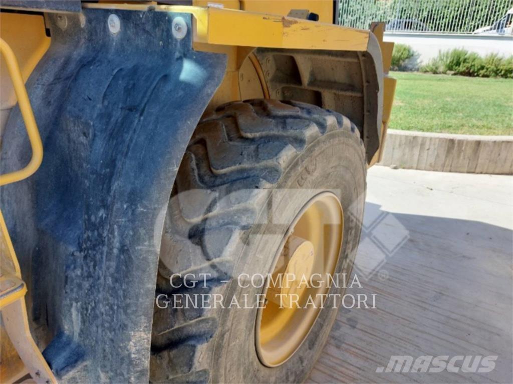 CAT 918M Колесни товарачи